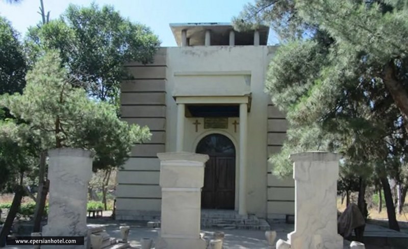 ورودی کلیسای کاتارینه در قبرستان ارامنه مشهد
